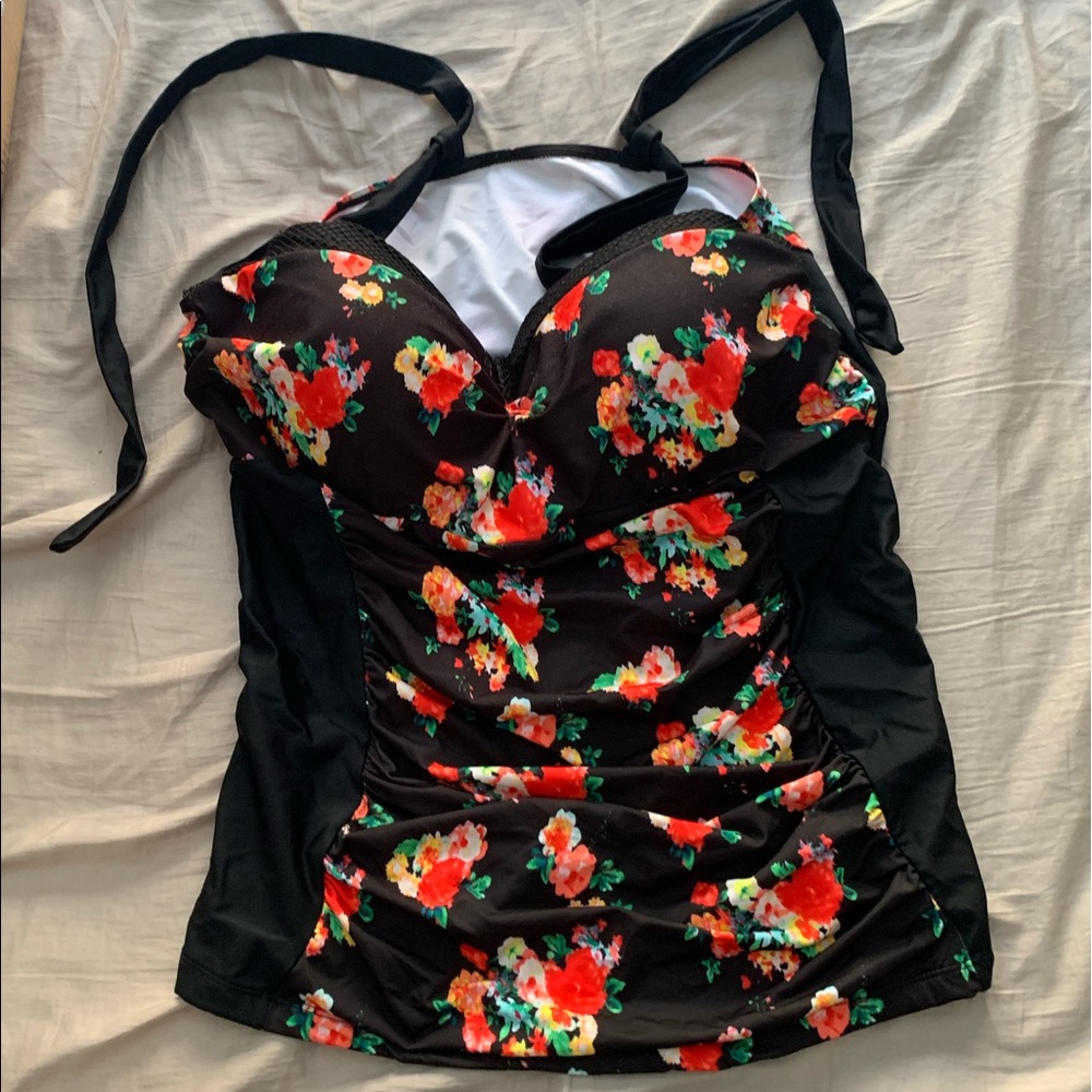 NWOT PZZ Beach Women’s 5XL ruched bathing suit top